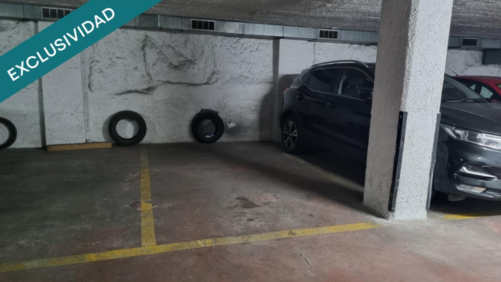 Imagen 2 de Plaza de parking para coche mediano.