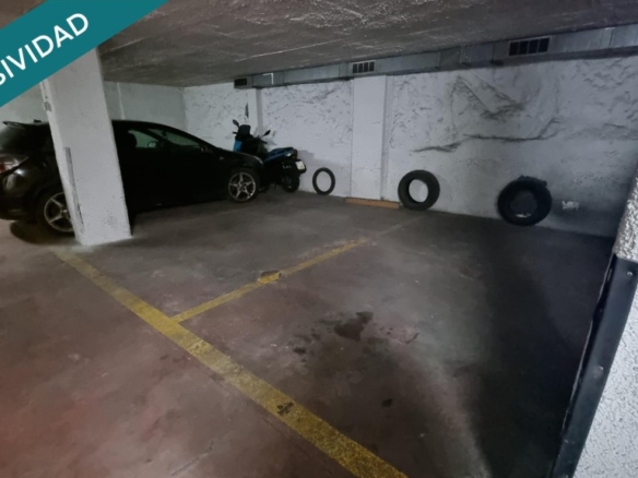 Imagen 1 de Plaza de parking para coche mediano.