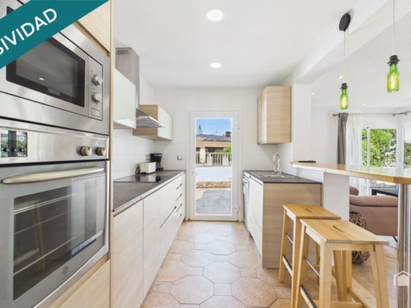 Imagen 3 de Villa con piscina privada y jacuzzi - Licencia turística para 8 personas - Can Picafort - Calle Tords