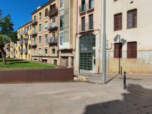 cerca de plaza con zona comercial