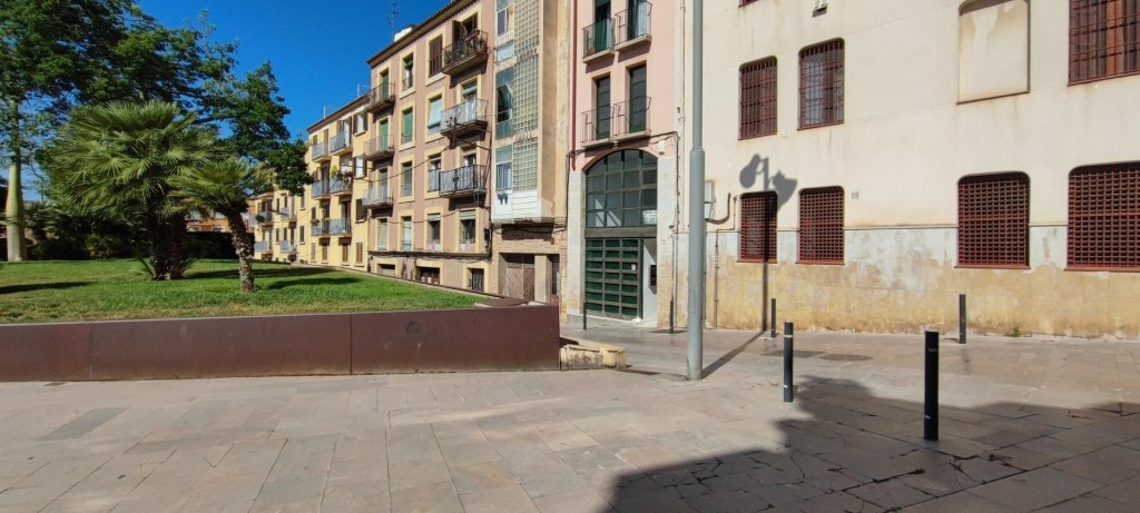 cerca de plaza con zona comercial