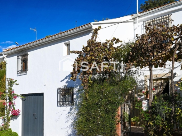 Imagen 1 de Casa Rústica Adosada con Gran Potencial – La Parrilla