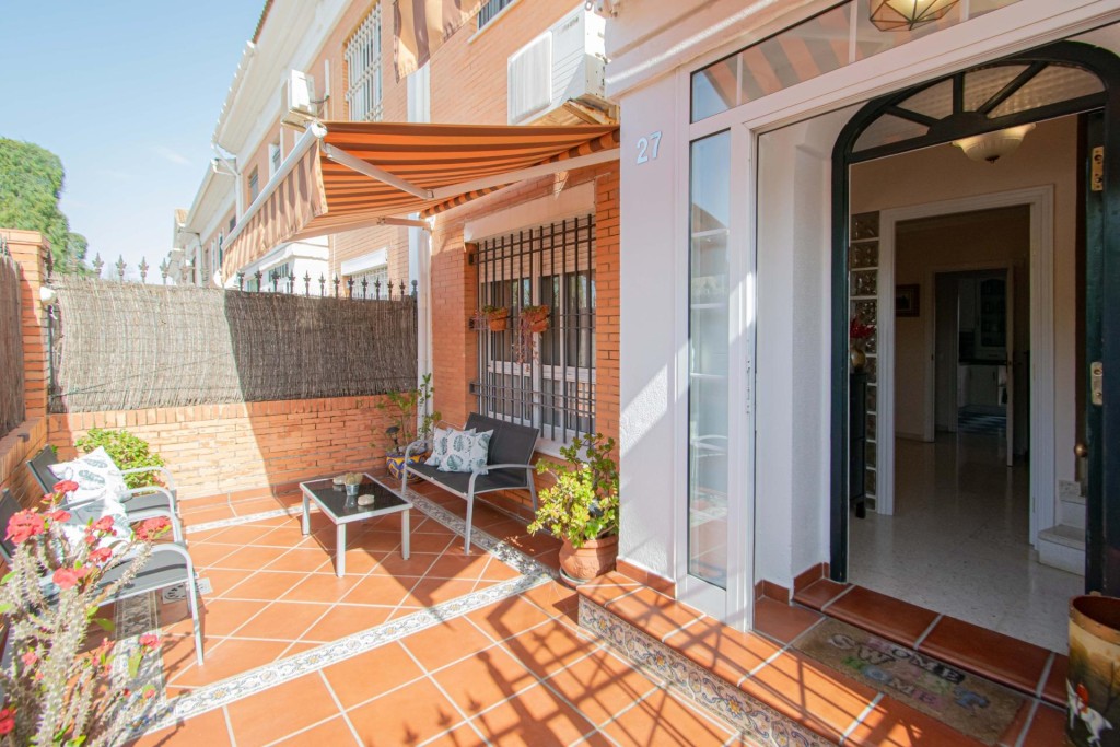 Imagen 2 de Bonito adosado con piscina comunitaria y garaje