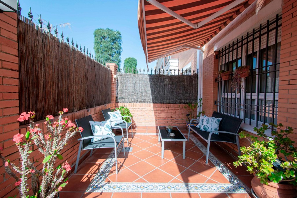 Imagen 3 de Bonito adosado con piscina comunitaria y garaje