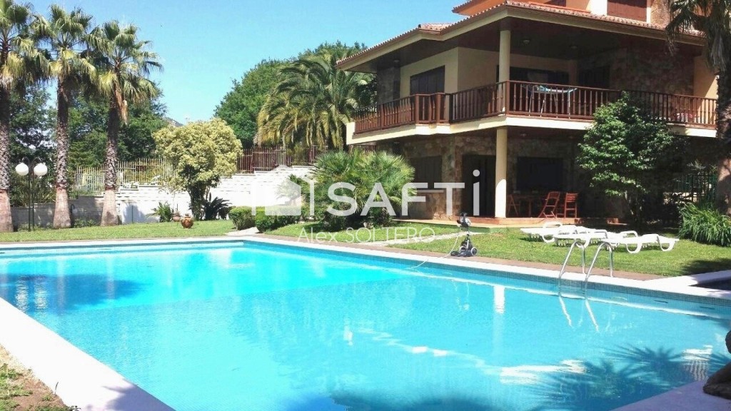 Imagen 1 de Chalet familiar con piscina y gran privacidad