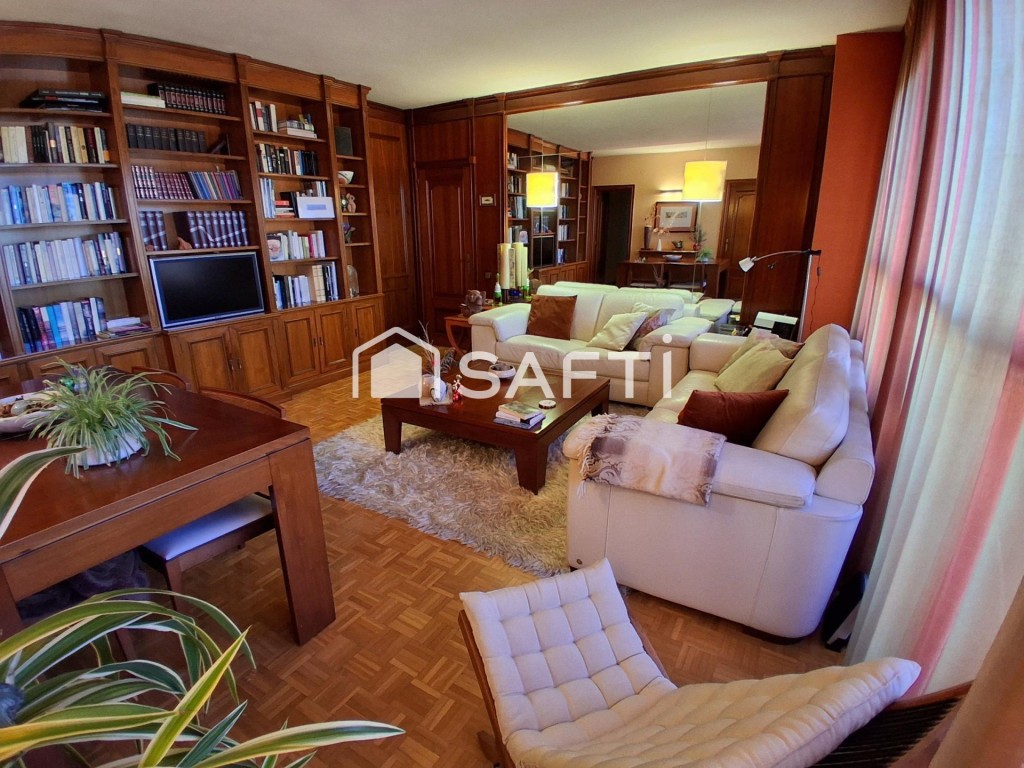 Imagen 1 de Piso amplio y luminoso de 4 dormitorios con garaje