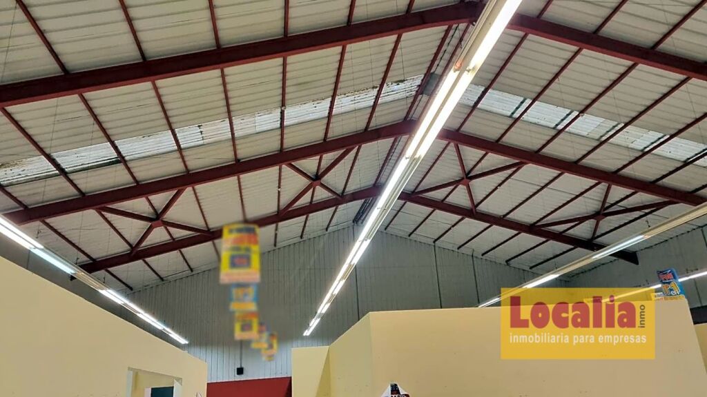 Imagen 2 de Nave comercial de 1500 m² y aparcamiento de 2000 m² en Guarnizo