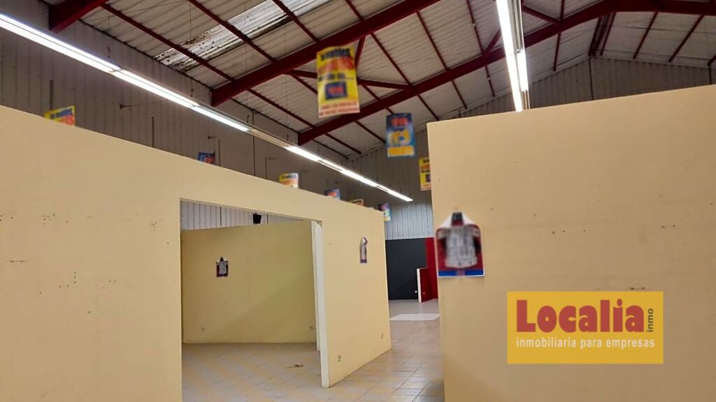 Imagen 1 de Nave comercial de 1500 m² y aparcamiento de 2000 m² en Guarnizo