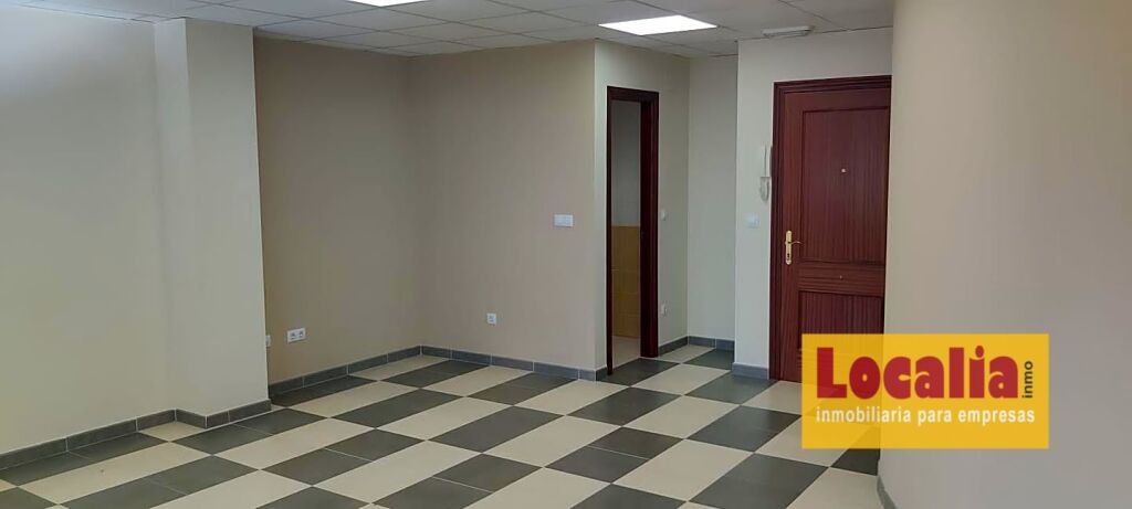 Imagen 1 de Oficina en edificio profesional en Torrelavega.