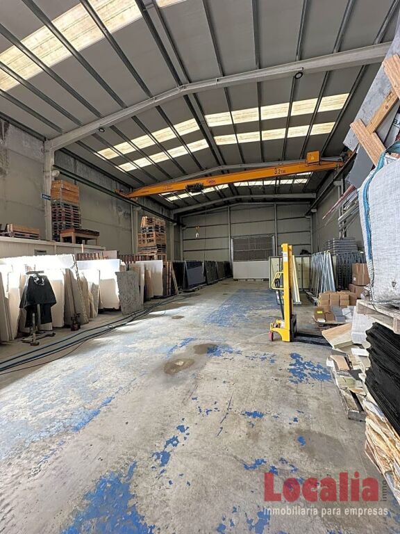 Imagen 1 de Nave Industrial de 500 m2 en Los Corrales de Buelna