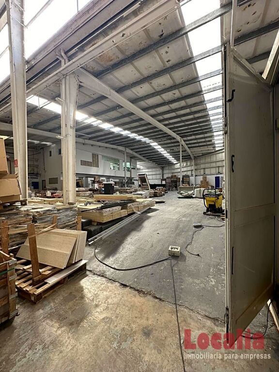 Imagen 4 de Nave Industrial de 500 m2 en Los Corrales de Buelna