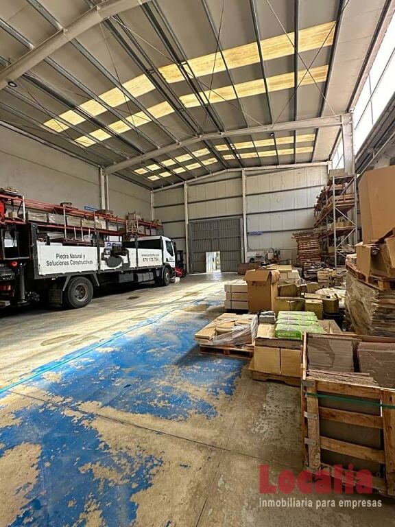 Imagen 2 de Nave Industrial de 500 m2 en Los Corrales de Buelna