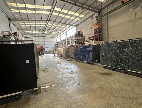 Imagen 4 de Nave de 1400m2 con edificio comercial en Cantabria