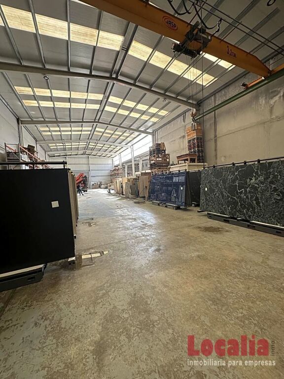 Imagen 4 de Nave de 1400m2 con edificio comercial en Cantabria