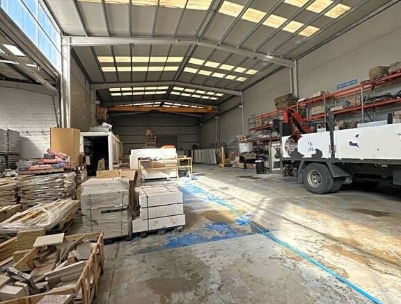 Imagen 2 de Nave de 1400m2 con edificio comercial en Cantabria