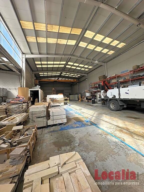 Imagen 2 de Nave de 1400m2 con edificio comercial en Cantabria