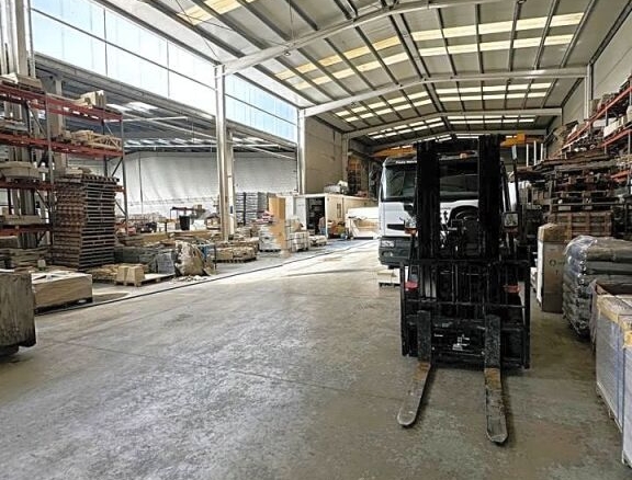 Imagen 3 de Nave de 1400m2 con edificio comercial en Cantabria