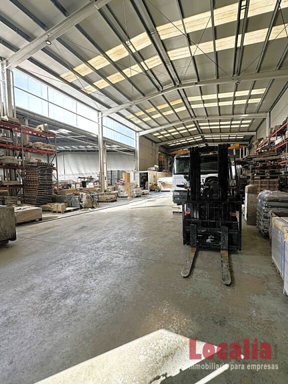 Imagen 3 de Nave de 1400m2 con edificio comercial en Cantabria