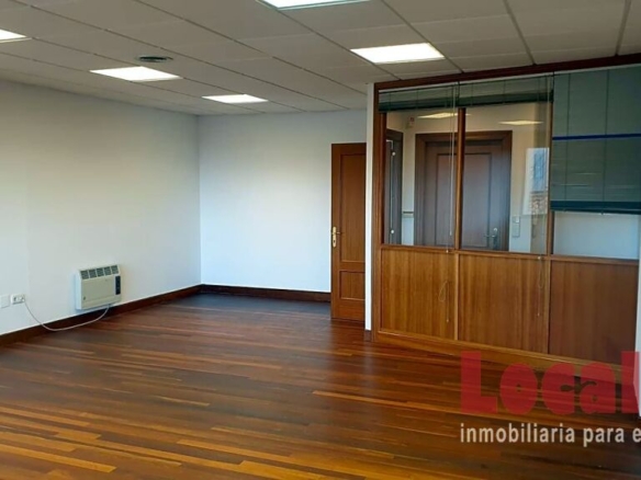 Imagen 4 de Amplia oficina profesional de 95m² en Santander