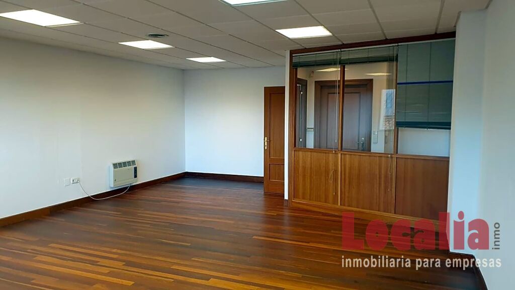 Imagen 4 de Amplia oficina profesional de 95m² en Santander