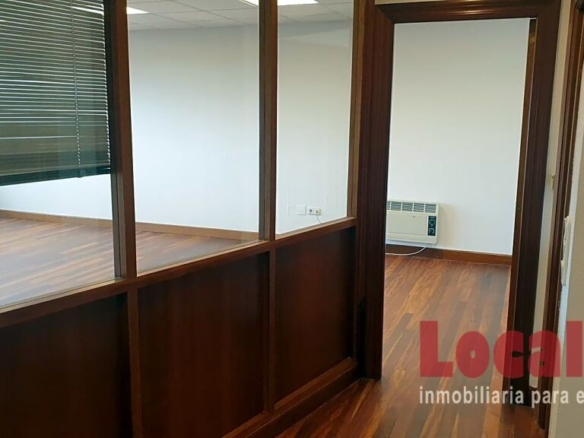 Imagen 2 de Amplia oficina profesional de 95m² en Santander
