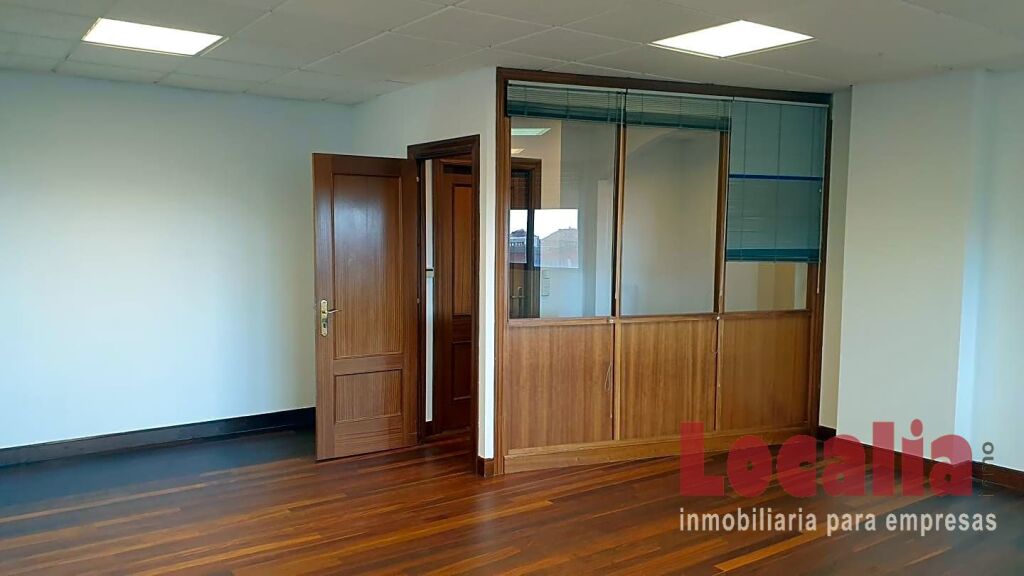 Imagen 3 de Amplia oficina profesional de 95m² en Santander