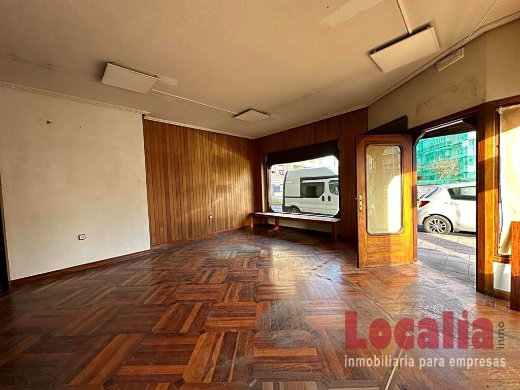 Imagen 3 de Amplio local comercial con dos entradas en Torrelavega