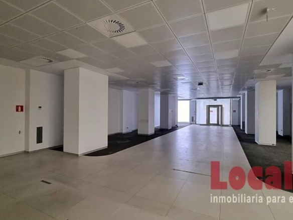 Imagen 3 de Local diseñado como oficina bancaria Torrelavega