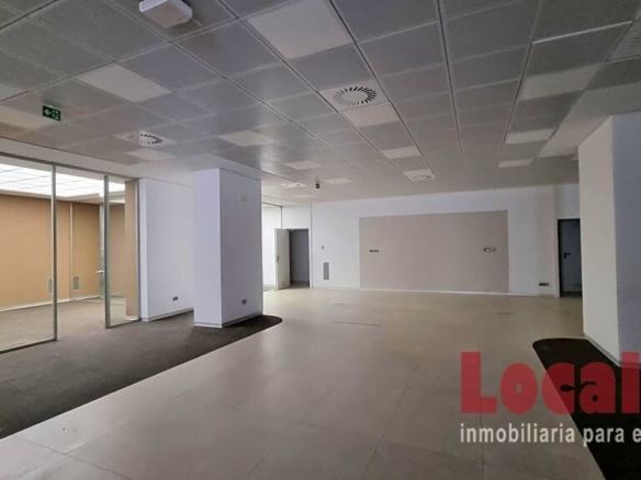 Imagen 2 de Local diseñado como oficina bancaria Torrelavega