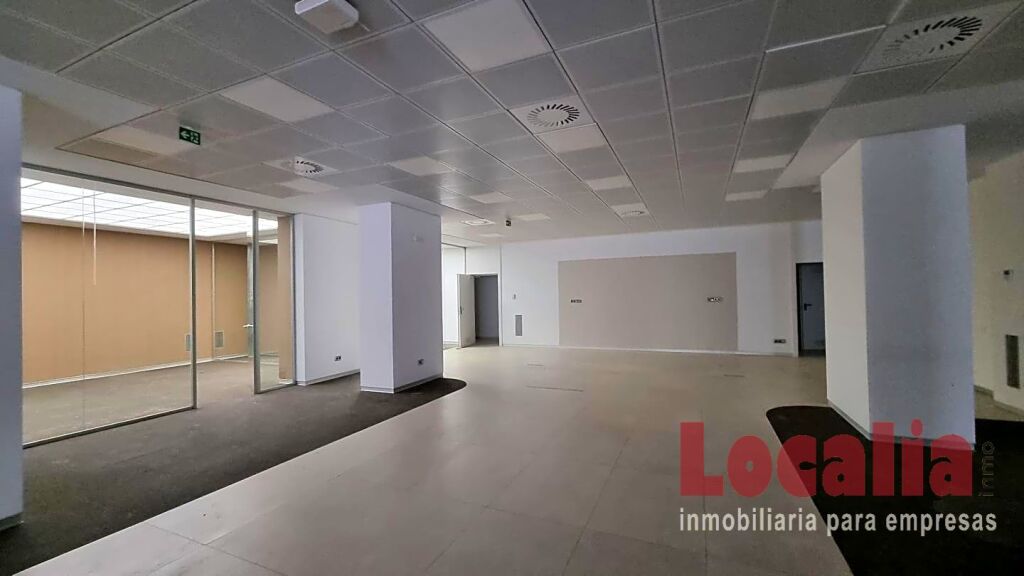 Imagen 2 de Local diseñado como oficina bancaria Torrelavega