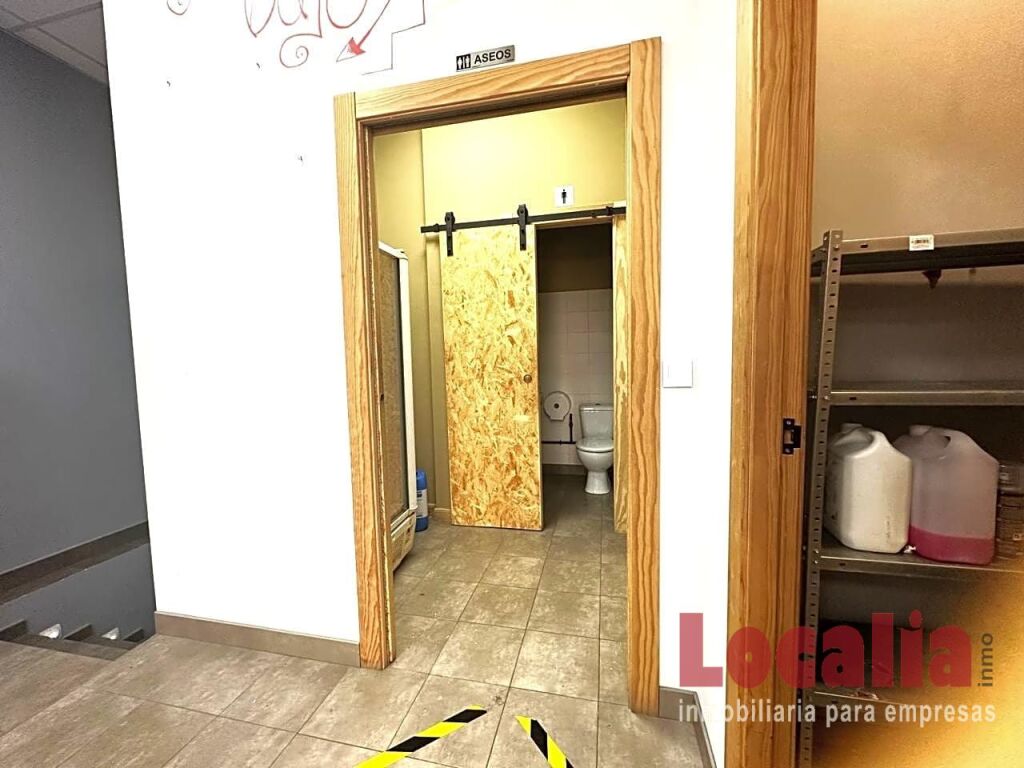 Imagen 1 de Coqueto y amplio local reformado en Torrelavega.