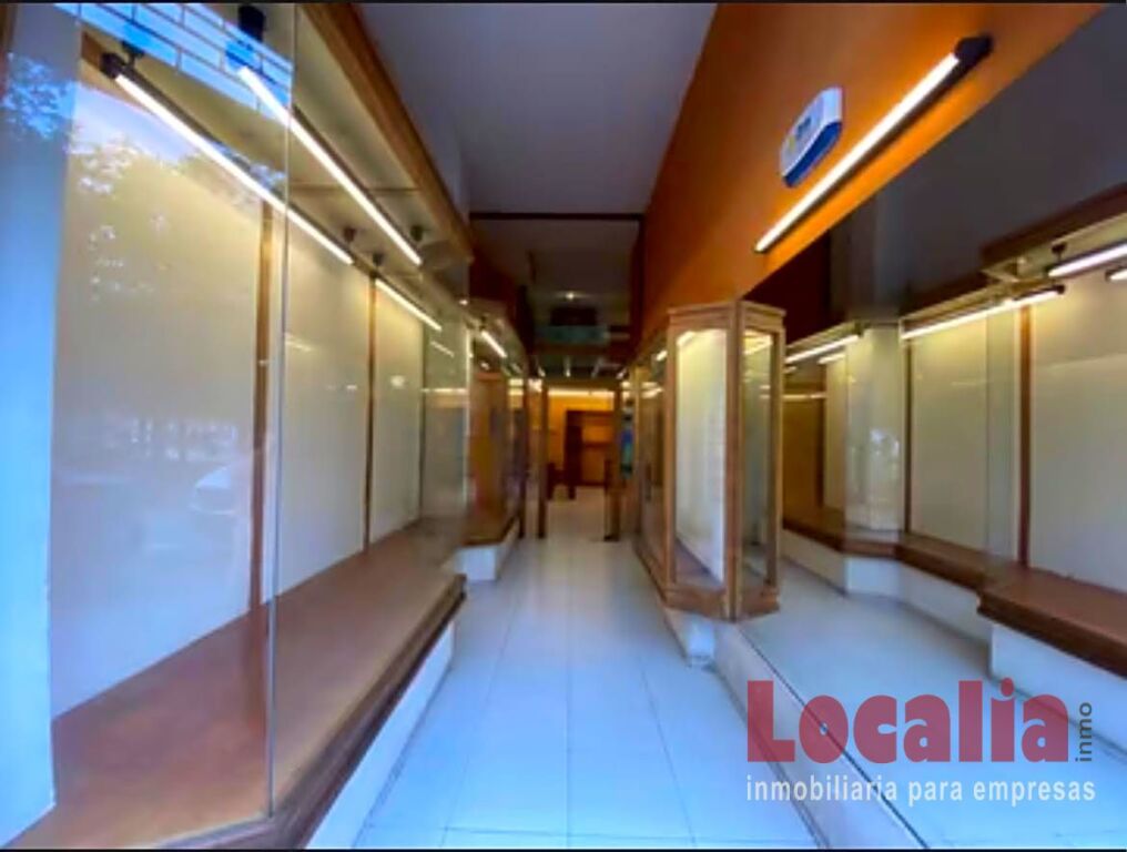 Imagen 3 de Local de dos niveles y 84 metros en Torrelavega.