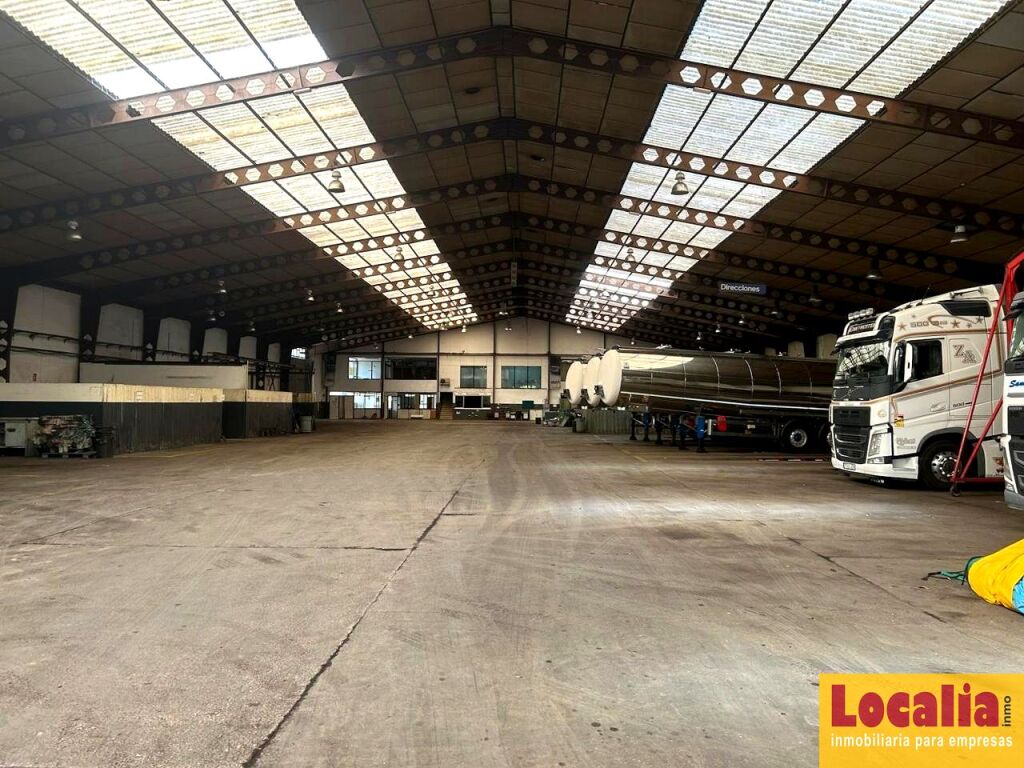 Imagen 1 de Estupenda nave de 3000 m² con campa. Reocin
