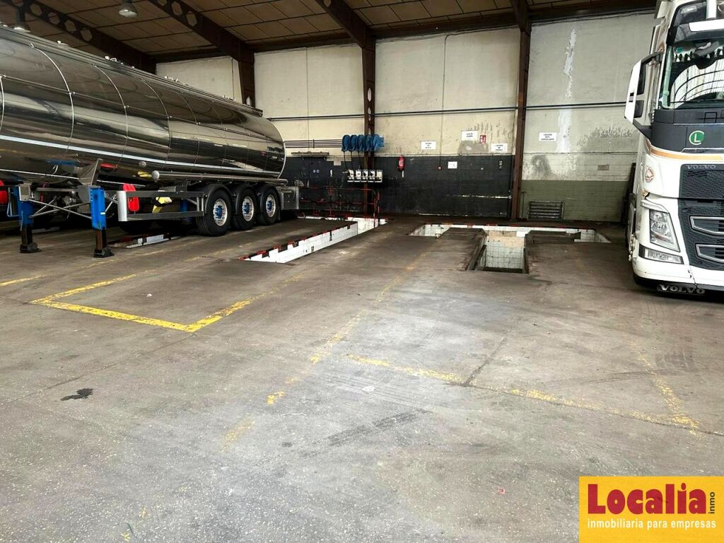 Imagen 2 de Estupenda nave de 3000 m² con campa. Reocin