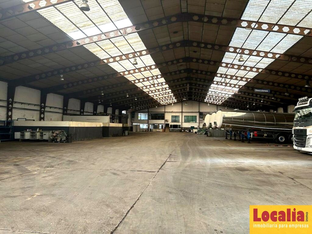 Imagen 3 de Estupenda nave de 3000 m² con campa. Reocin