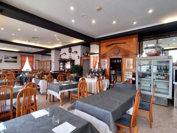 Imagen 1 de Estupendo restaurante con terraza. Soto de la Marina