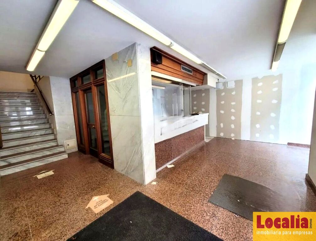 Imagen 2 de Local de tres niveles muy céntrico en Santander.