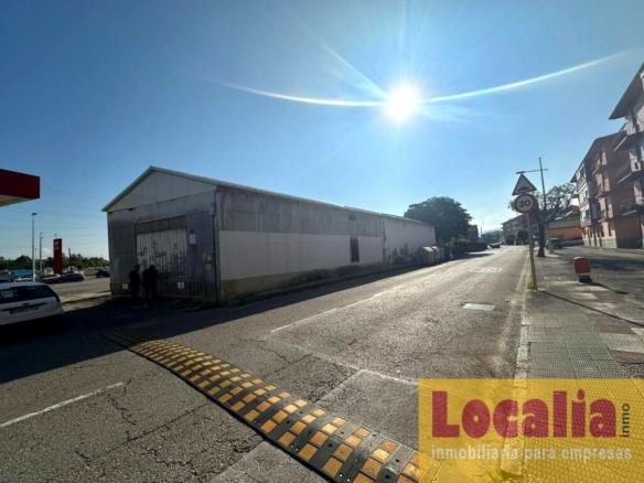 Imagen 1 de Nave industrial de 100 metros en Torrelavega.