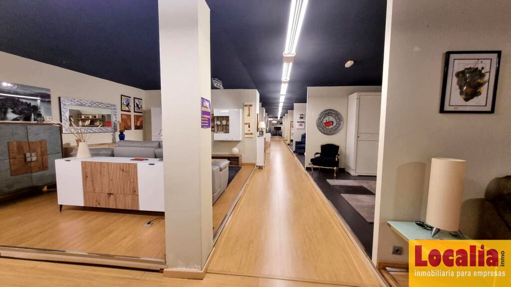 Imagen 3 de Amplia y vérsatil nave comercial en Santander.