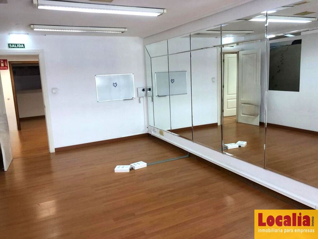 Imagen 2 de Céntrico local para reconvertir en Torrelavega.