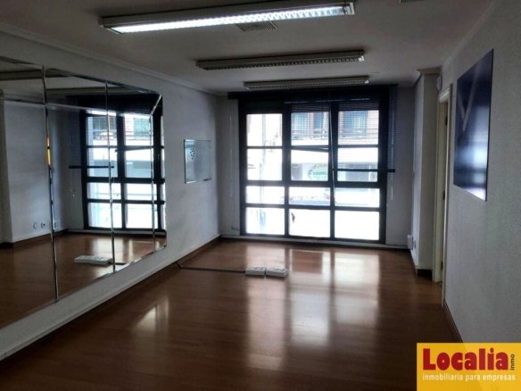 Imagen 4 de Céntrico local para reconvertir en Torrelavega.