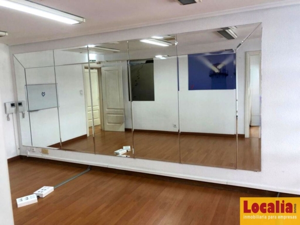 Imagen 1 de Céntrico local para reconvertir en Torrelavega.