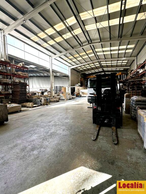 Imagen 4 de Extensa nave industrial en Corrales de Buelna