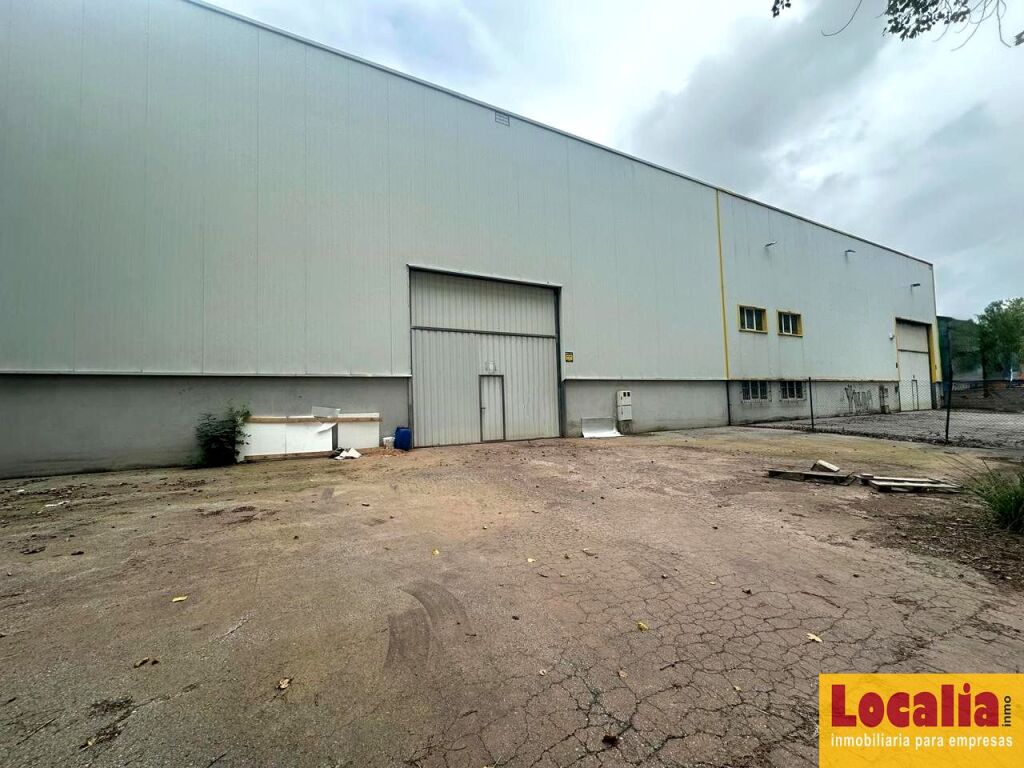 Imagen 2 de Extensa nave industrial en Corrales de Buelna