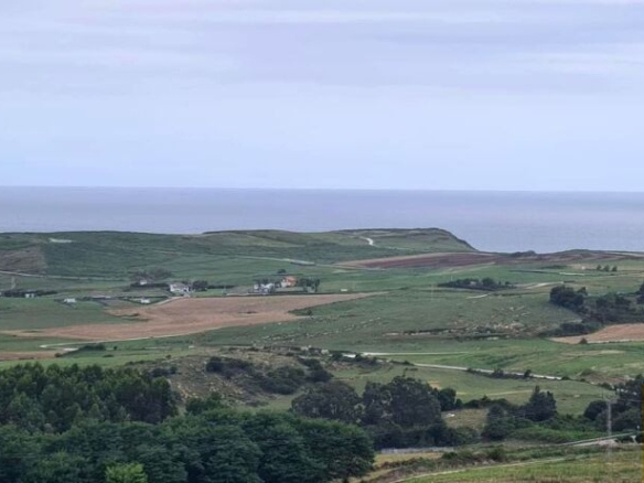 Imagen 3 de Parcela rústica con vistas al mar en Suances