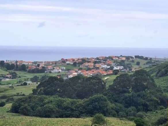 Imagen 2 de Parcela rústica con vistas al mar en Suances