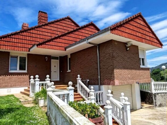 Imagen 1 de Chalet con piscina en gran parcela