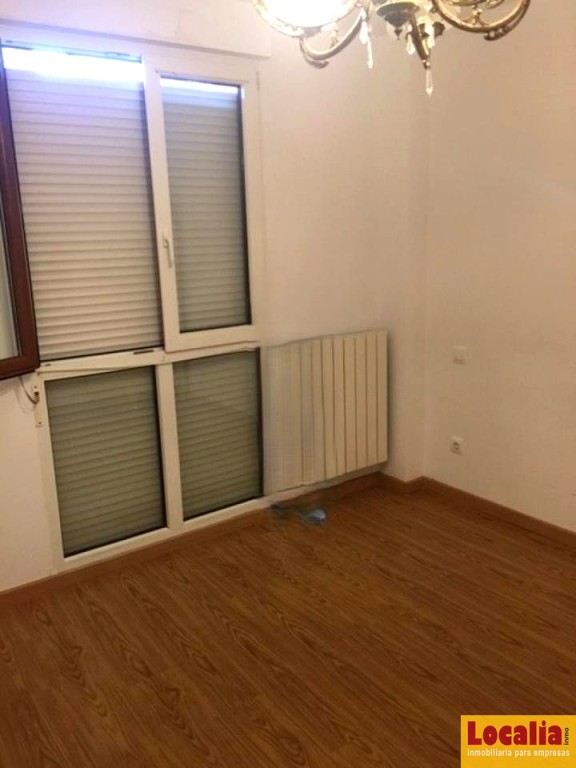 Imagen 1 de Chalet adosado con jardín y parking