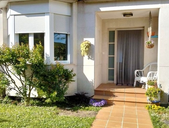 Imagen 2 de Venta de chalet amplio y moderno en Piélagos!