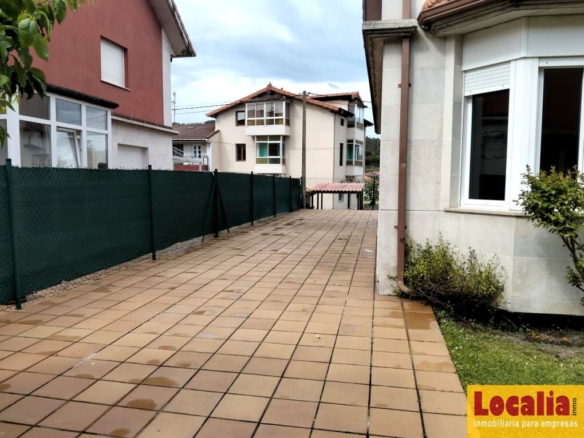 Imagen 4 de Venta de chalet amplio y moderno en Piélagos!